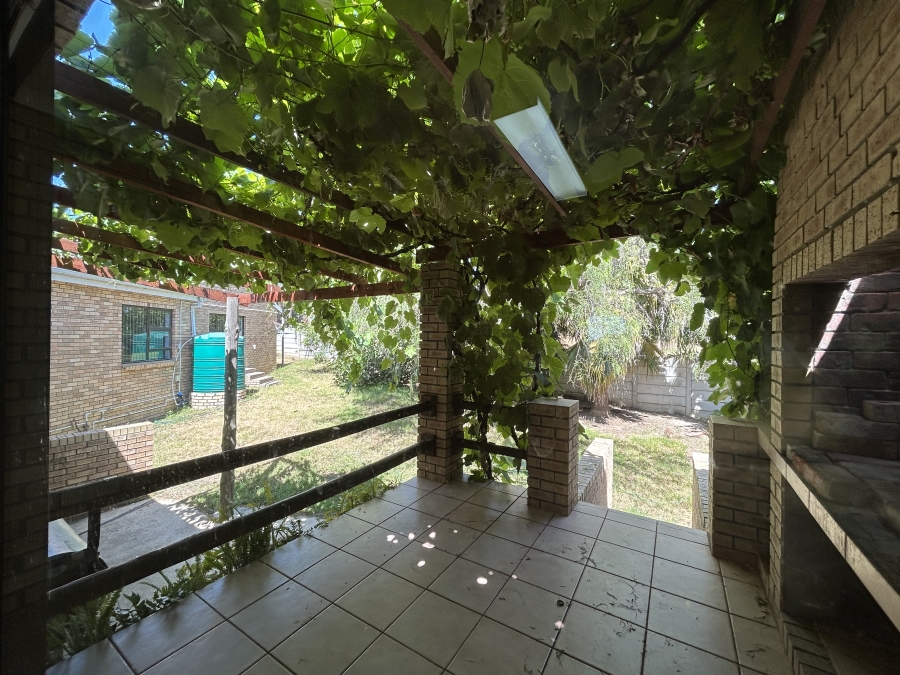 6 Bedroom Property for Sale in Wavecrest Eastern Cape